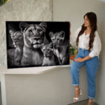 Quadro Decorativo Família Leões com 2 Filhos em Preto e Branco - Imagem 4