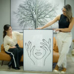 Quadro Decorativo Mãos Rosto Feminino - Imagem 5