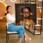 Quadro Decorativo Menina com Fones Dourados - Imagem 3