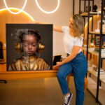 Quadro Decorativo Menina com Fones Dourados - Imagem 2